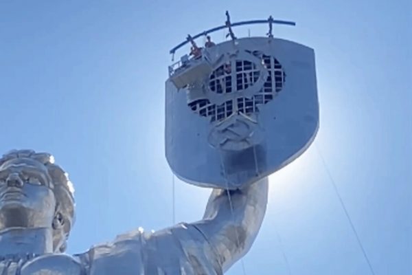 В Києві зняли радянські символи з монументу