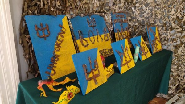 У Миколаєві відкрили виставку робіт художника та волонтера з Херсонщини