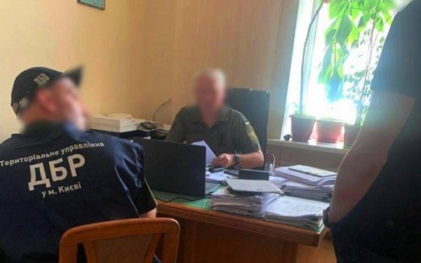 Посадовця Міноборони підозрюють у нанесенні збитків державі на майже 16 млн грн у справі про “ремонт” дороги