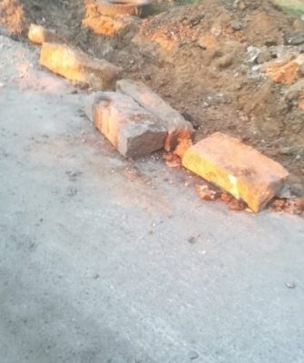 У Миколаєві продовжують демонтувати гранітні бордюри, змінюючи їх на дешеві бетонні