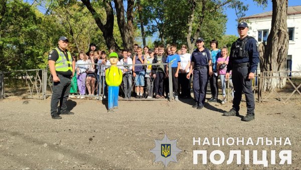 На Вознесенщині поліцейські провели для дітлахів заняття з безпеки дорожнього руху