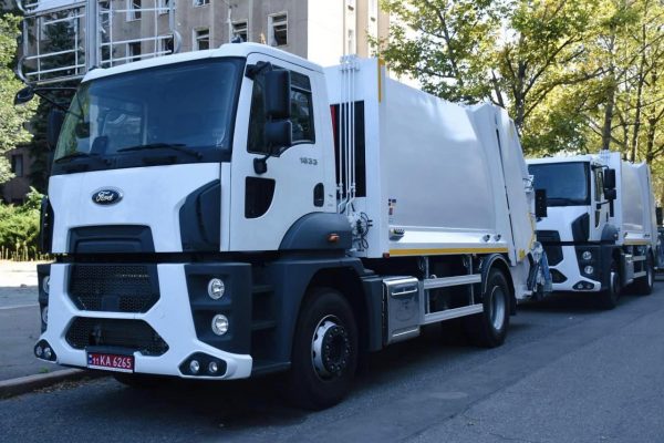 Для комунальних закладів трьох громад Миколаївщини передали машини-сміттєвози