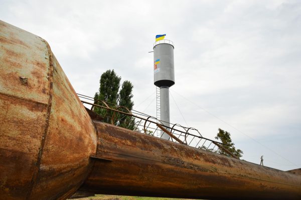 На Миколаївщині встановили нову водонапірну вежу замість пошкодженої росіянами