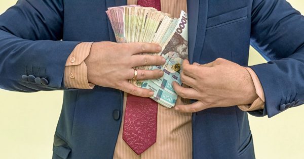 Реформа зарплат держслужбовців: хто і скільки буде отримувати (відео)