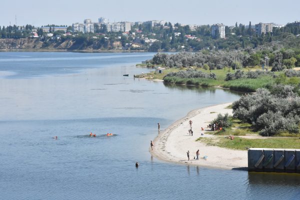 Піротехніки обстежують акваторію миколаївського пляжу Стрілка на наявність ворожих снарядів