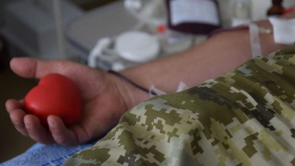 На догоспітальному етапі: бойовим медикам навіть без спецосвіти дозволили переливати кров