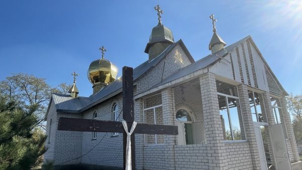 Обстрілювали ракетами та з танків. На Миколаївщині відновлюють церкву