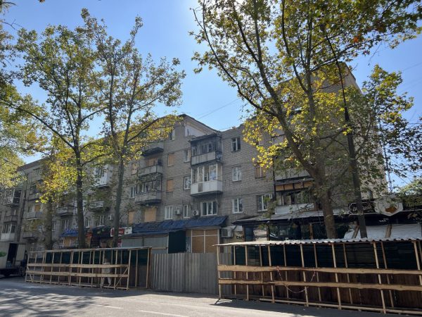 Мешканці пошкодженого будинку на Адміральській чекають на результати техобстеження