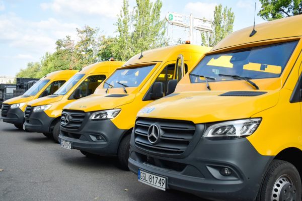 Інклюзивні та броньовані: Снігурівська громада отримала чотири шкільні автобуси