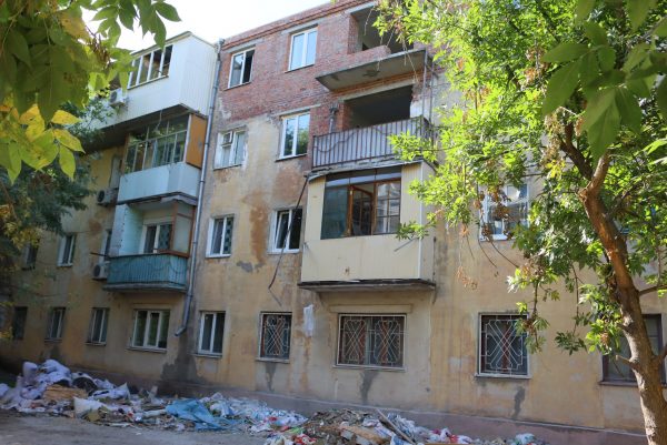 У Миколаєві відновлюють житловий будинок на Райдужній, що постраждав від обстрілів рф