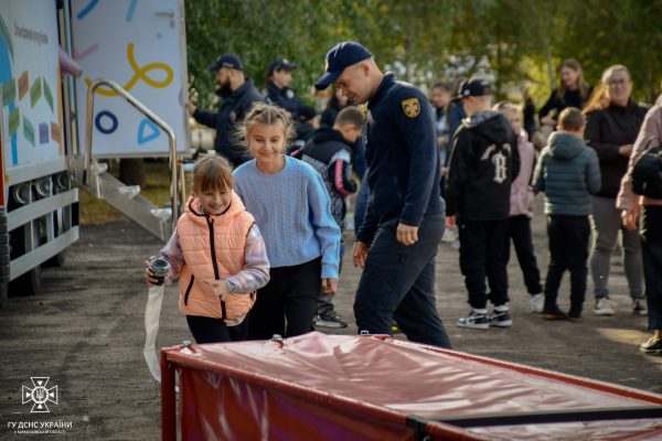 До Миколаєва прибув мобільний клас безпеки: школярам розповіли про важливе