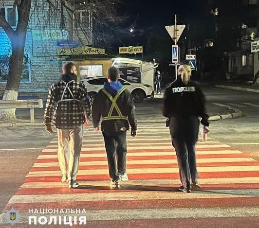 У Первомайську ювенали поліції роздавали світловідбиваючі флікери неповнолітнім