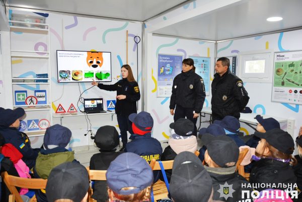 Поліцейські разом з рятувальниками презентували миколаївським дошкільнятам мобільний клас безпеки