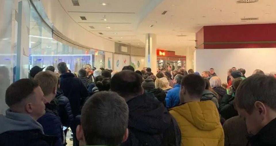 Чоловіки, які виїхали за кордон, утворили величезні черги за новими паспортами. Фото