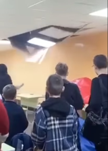 В шкільному укритті під час повітряної тривоги обвалилася стеля (ВІДЕО)