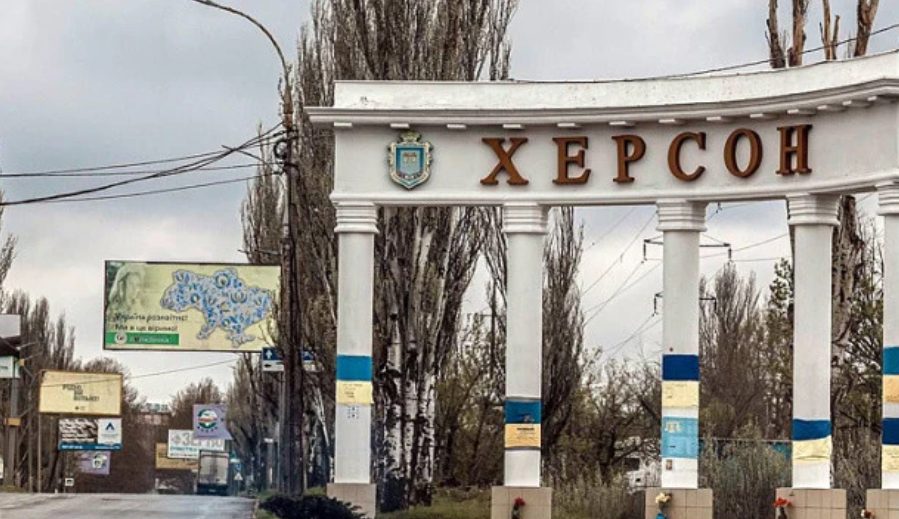 Окупанти обстріляли Херсон: поранили жінку, пошкодили житлові будинки та інфраструктуру