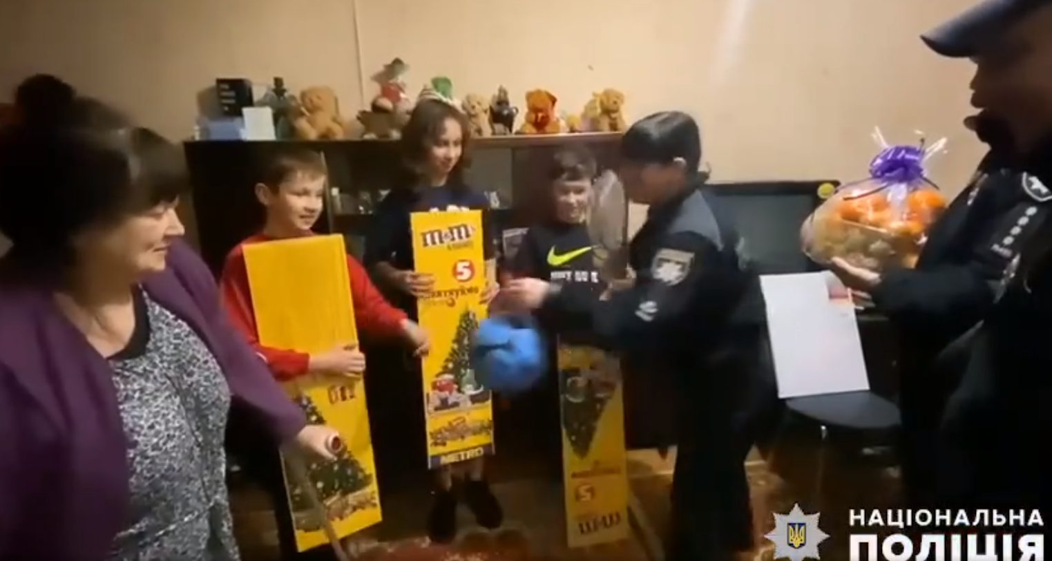 Родина благодійників з Ірландії передала подарунки для сімей на Миколаївщини. Відео