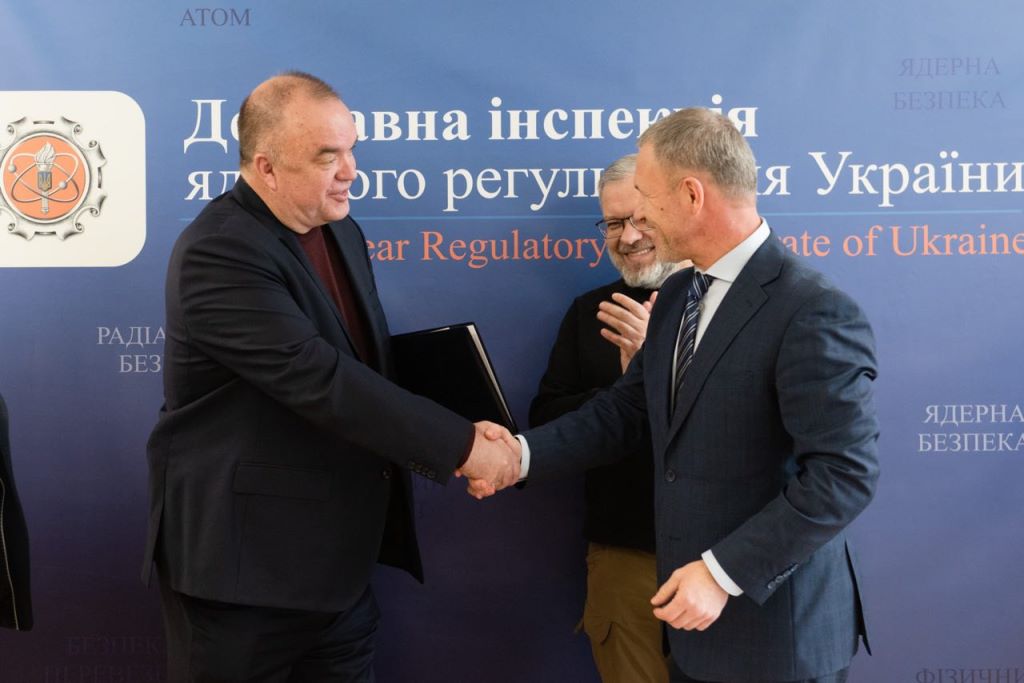 Президент Енергоатома  передав генеральному директору ПАЕС ліцензію на довгострокову експлуатацію енергоблока №1 