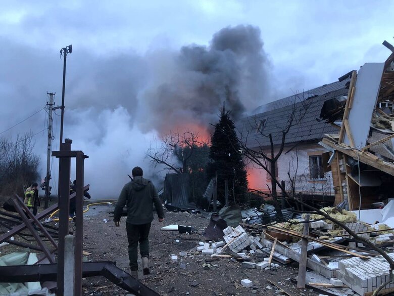 Наслідки ракетної атаки РФ на Київщину: Загинуло подружжя, пошкоджено будинки, влучання у небудований храм. ФОТОрепортаж
