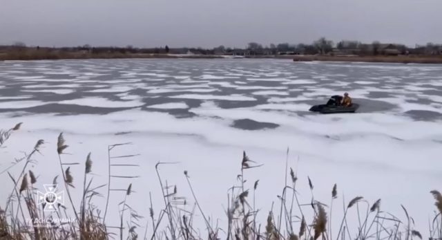 На Миколаївщині чоловік, що приїхав до водойми автомобілем, провалився під кригу