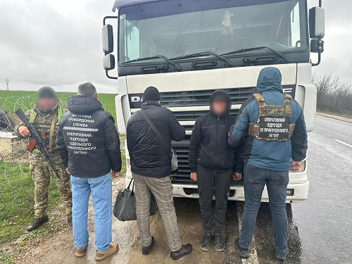 Далекобійник з Миколаївщини перевозив нелегалів через кордон у ящику для білизни