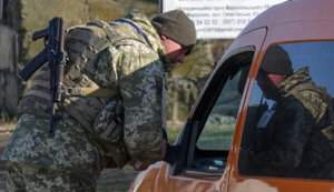У Чернівецькій області представнику ТЦК довелося здійснити попереджувальні постріли, щоб відбитися від групи цивільних
