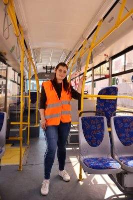 Розпочати життя заново у Миколаєві: як дівчина з Херсону вирішила стати водійкою тролейбуса