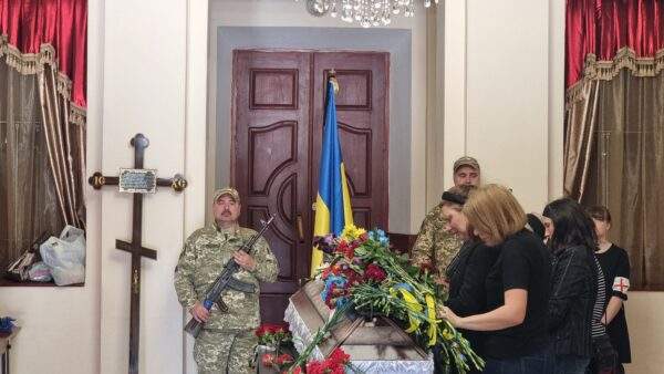 Первомайськ попрощався з загиблим воїном – батьком п’ятьох дітей