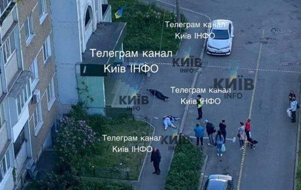 У Києві жінка вистрибнула з вікна та впала на перехожу