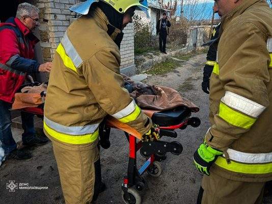У Вознесенську чоловік, відвідуючи матір, врятував її від вогню