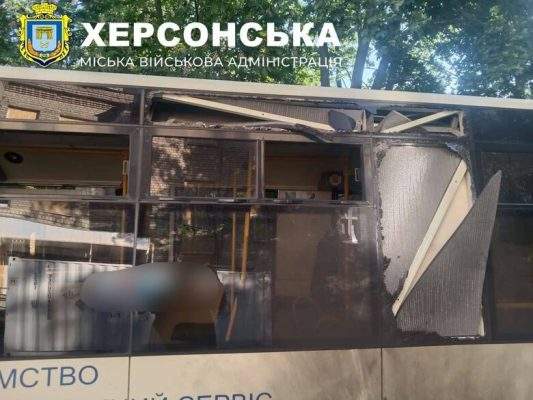 Зранку ворог атакував пасажирський автобус у Херсоні, кількість постраждалих зросла до п'яти