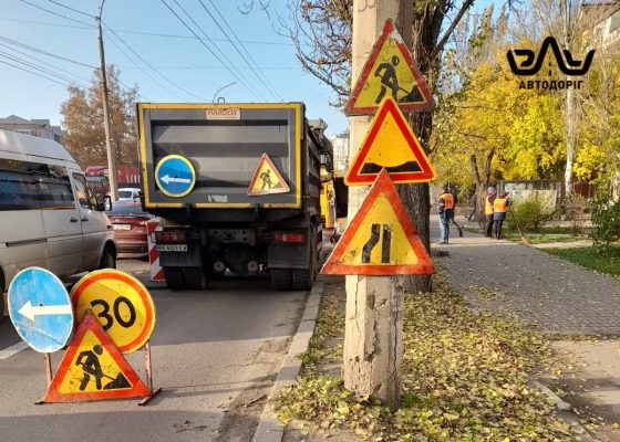 У Миколаєві ремонтують зупинку на вулиці Генерала Олекси Алмазова