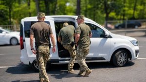 Співробітники ТЦК побили та пограбували полковника СБУ