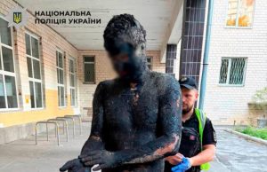 Чоловік заліз у бочку зі смолою, щоб непомітно пограбувати супермаркет (ВІДЕО)