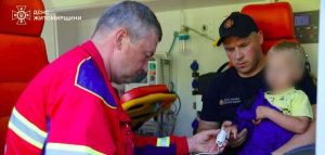 На Житомирщині 2-річний хлопчик загубився й провів ніч у лісі: дитину шукали 240 осіб. Фото