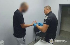 Чоловік облив бензином та підпалив знайому